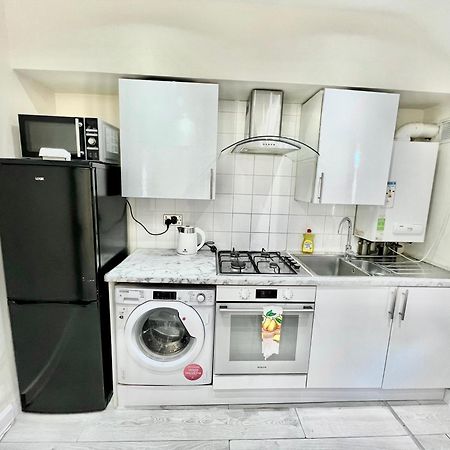 Cosy Private Flat In London, Free Parking On Premise Lejlighed Carshalton Eksteriør billede
