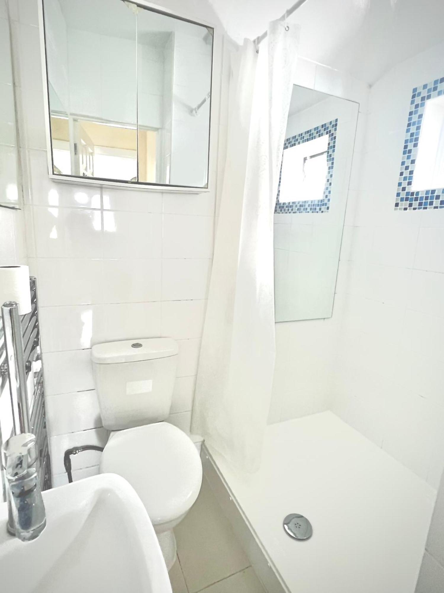 Cosy Private Flat In London, Free Parking On Premise Lejlighed Carshalton Eksteriør billede