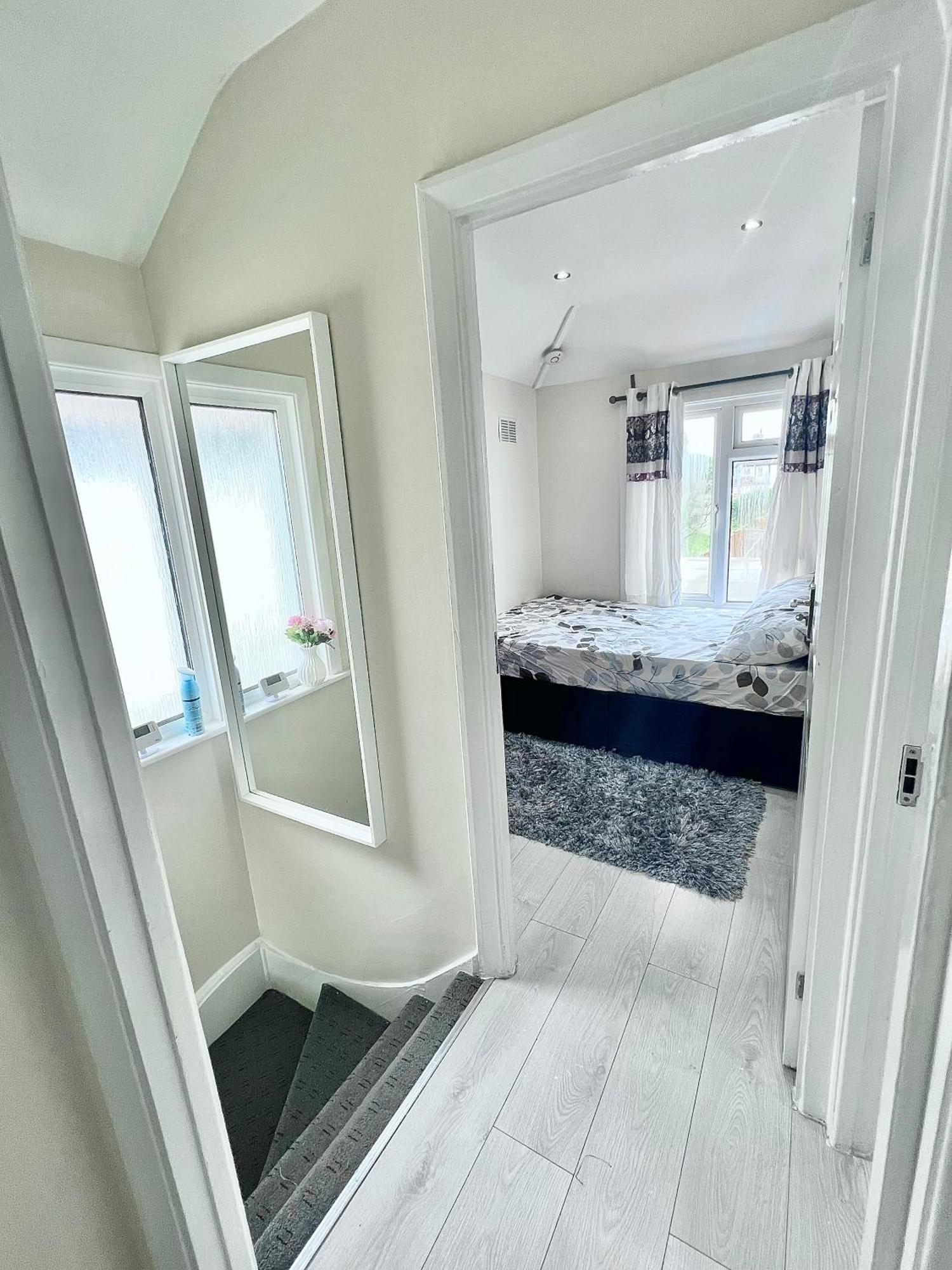 Cosy Private Flat In London, Free Parking On Premise Lejlighed Carshalton Eksteriør billede