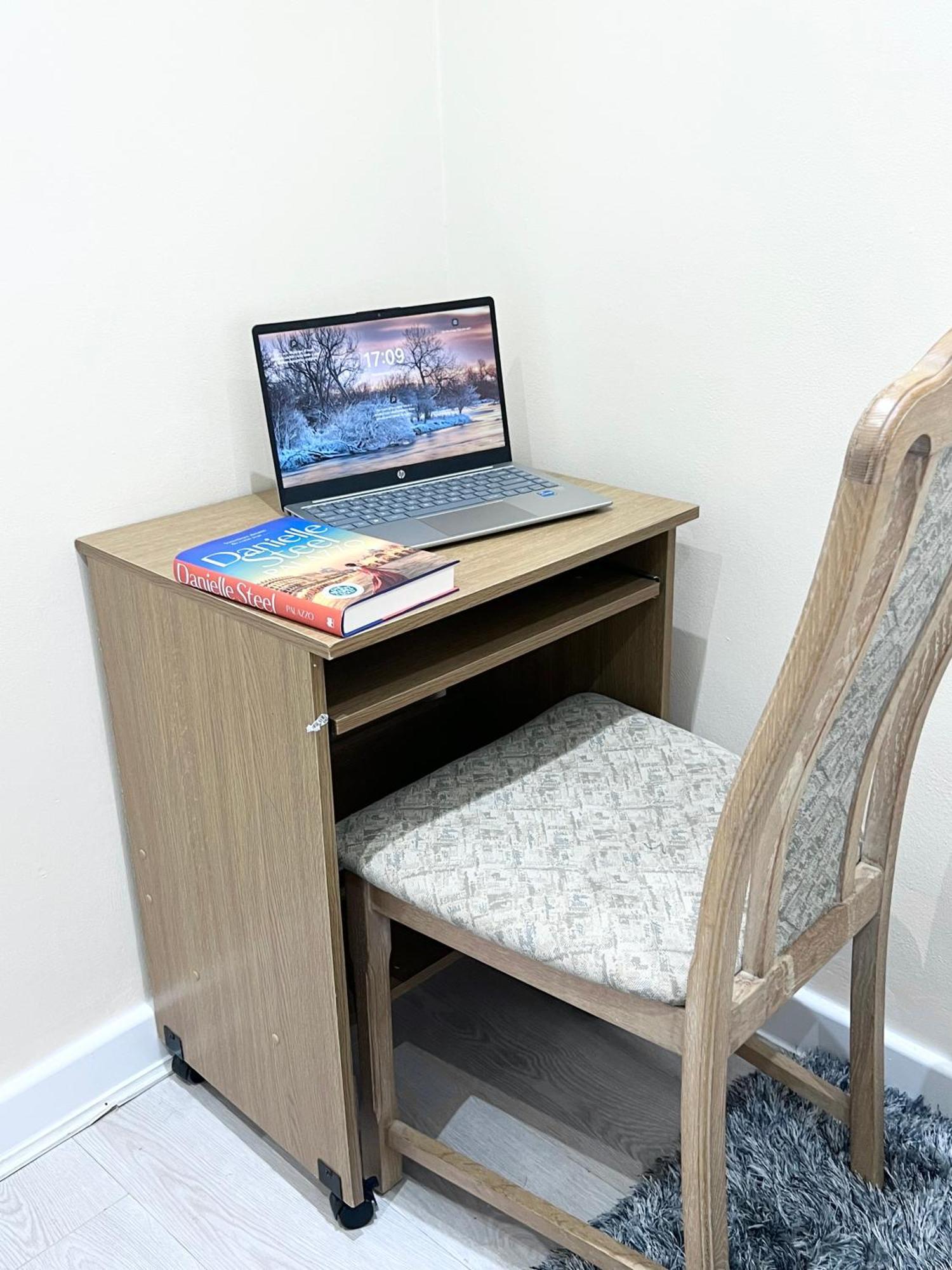 Cosy Private Flat In London, Free Parking On Premise Lejlighed Carshalton Eksteriør billede