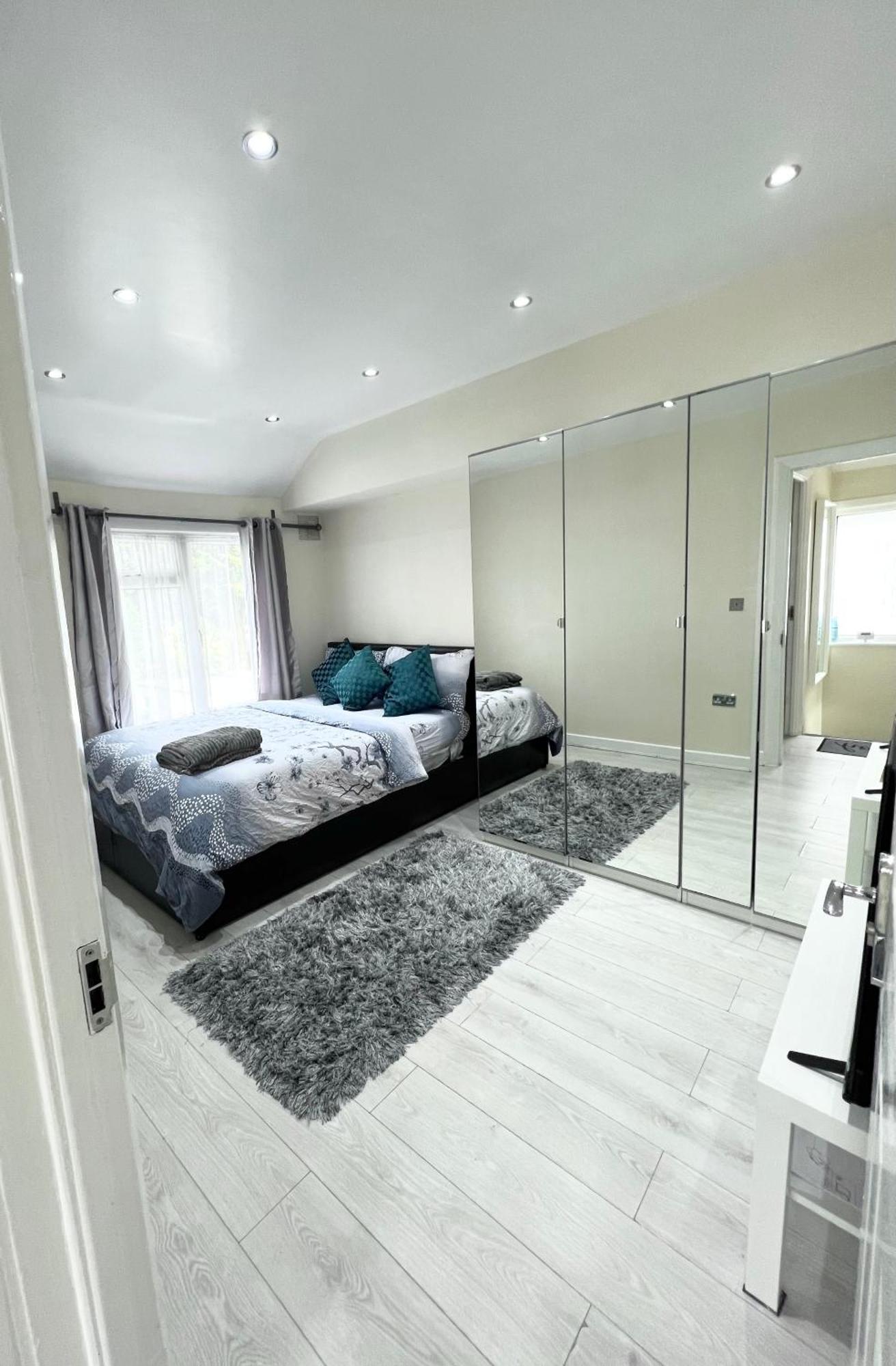 Cosy Private Flat In London, Free Parking On Premise Lejlighed Carshalton Eksteriør billede