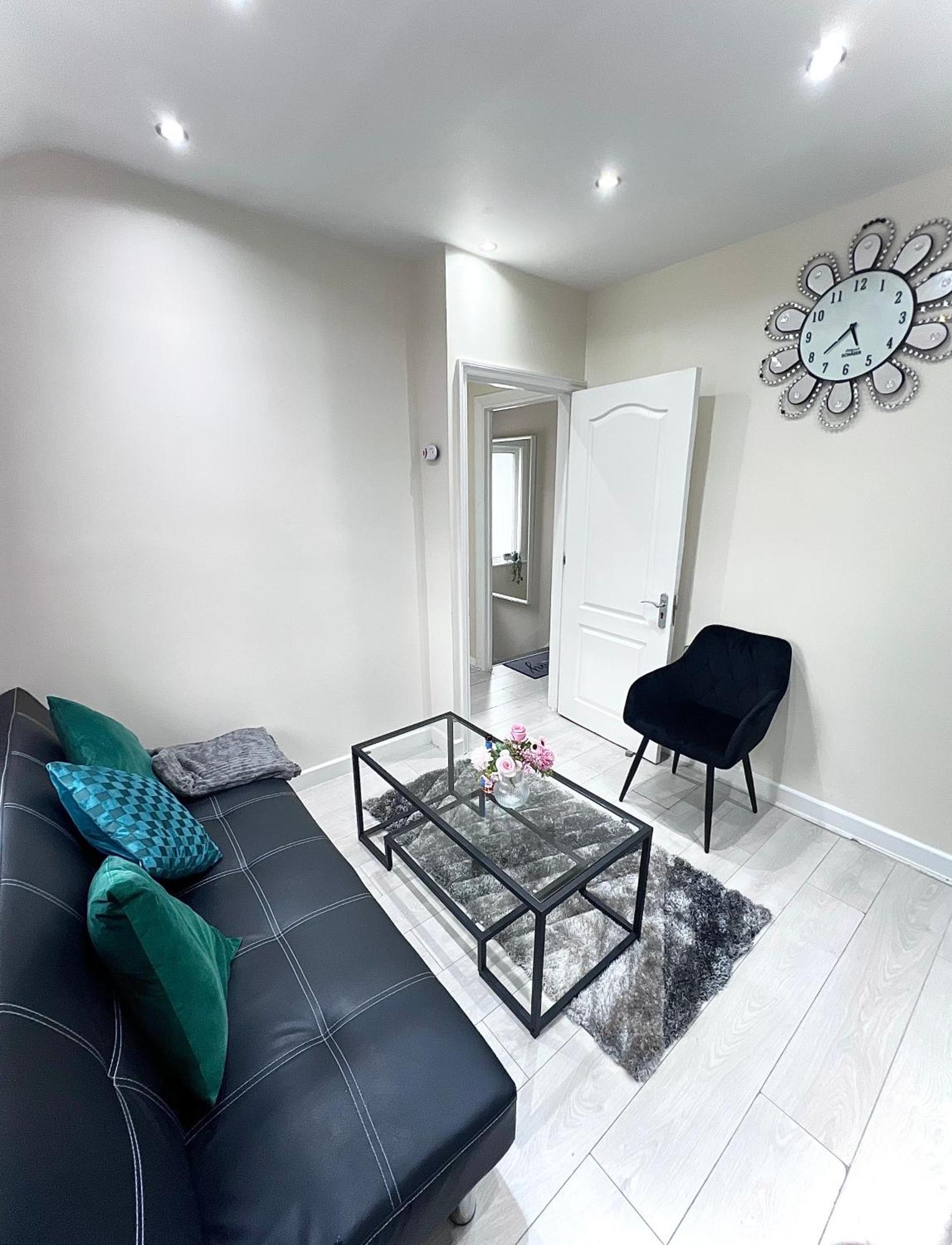 Cosy Private Flat In London, Free Parking On Premise Lejlighed Carshalton Eksteriør billede